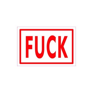 Può includere: Un adesivo rettangolare con un bordo rosso e la parola "FUCK" in grassetto rosso. L'adesivo è su sfondo bianco.