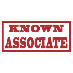 Könnte beinhalten: Ein rotes rechteckiges Schild mit weißem Text, auf dem "KNOWN ASSOCIATE" steht.