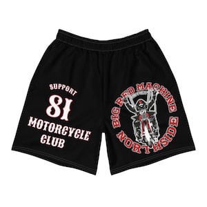 以下が含まれることがあります： 左足に「Support 81 Motorcycle Club」という白い文字、右足に「Big Red Machine Northside」という白い文字が書かれた赤い円が描かれた黒いスポーツショーツです。