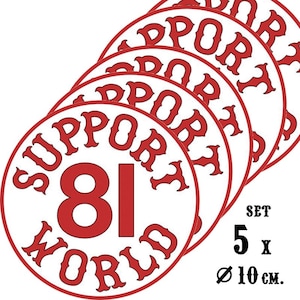 Peut inclure: Ensemble de cinq autocollants ronds blancs avec inscription rouge. Les autocollants disent "Support 81 World" dans une police stylisée. Les autocollants mesurent 10 cm de diamètre.
