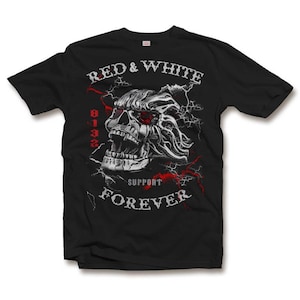 Op de afbeelding: Zwart T-shirt met een schedelafbeelding. De schedel heeft rode ogen en is omgeven door witte en rode bliksemflitsen. De tekst "RED & WHITE" en "SUPPORT FOREVER" staan boven en onder de schedel, met de cijfers "8132" aan de linkerkant.