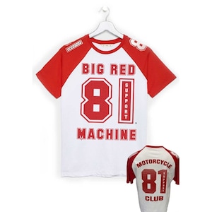 Op de afbeelding: Wit en rood T-shirt met een rode "BIG RED 81 MACHINE" afbeelding op de voorkant en een rode "MOTORCYCLE 81 SUPPORT CLUB" afbeelding op de achterkant.