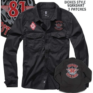 Könnte beinhalten: Schwarzes Langarm-Arbeitshemd mit drei Patches. Die Patches sind rot und weiß mit dem Text "Support 81 Costa Blanca" und der Nummer "81". Dickies Style Arbeitshemd 3 Patches.