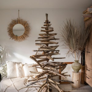 Enorme 1,75 m (70") kerstboom van drijfhout. Natuurlijke toegepaste kunst. Gelukkig nieuwjaar in ecostijl. Geen enkele boom is beschadigd. Kunst van drijfhout en verweerd hout.