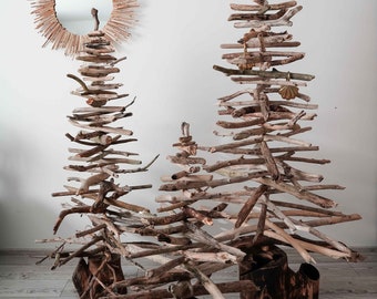 Grand sapin de Noël en bois flotté de 1,5 m (60"). Art appliqué naturel. Bonne année dans un style écologique. Aucun arbre n'a été blessé. Art en bois dérivé et patiné.