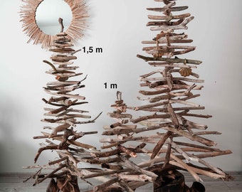 Immense sapin de Noël en bois flotté de 2 m (80"). Art appliqué naturel. Bonne année dans un style écologique. Aucun arbre n'a été blessé. Art en bois dérivé et patiné.