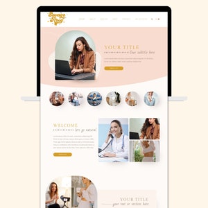 Puede incluir: Una p&aacute;gina de inicio de sitio web con el t&iacute;tulo "Savage Rosy" y un mensaje de bienvenida que dice "Bienvenido... vamos a lo natural". El sitio web presenta un collage de im&aacute;genes de una mujer en diferentes entornos, que incluyen un consultorio m&eacute;dico, un dormitorio y un estudio.