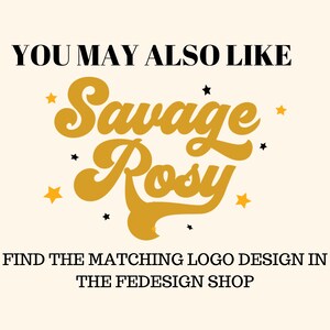 Puede incluir: Un dise&ntilde;o gr&aacute;fico para un negocio llamado "Savage Rosy" con una fuente retro y color dorado. El texto est&aacute; rodeado de peque&ntilde;as estrellas.