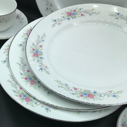 Florenteen Fantasia shops Fine China 16 Piece Dining Set, Plus Sugar Bowl, Top and Creamer/Elegant Spring Dining Ware Excellent Condition