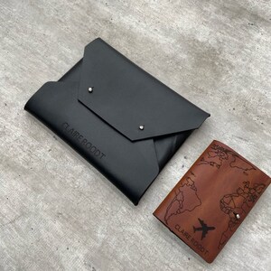 女性用パーソナライズレザークラッチバッグとトラベルパスポートホルダーのセット | エンベロープ財布