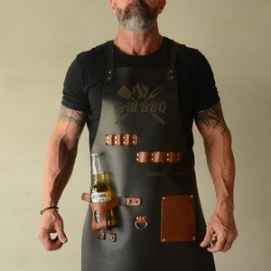 Grembiule in pelle personalizzato con tasca per birra barbecue, fabbro, grill, cucina, falegnameria, chef, macellaio, saldatore, artigianato, tatuatore immagine 1