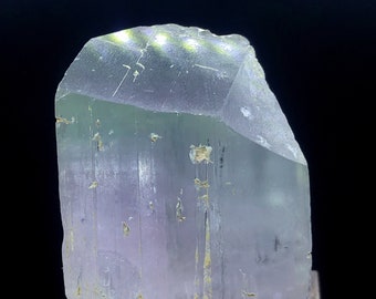 原石バイカラークンツァイト結晶、両端が尖った鉱物標本