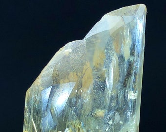 複雑な終端を持つ透明な黄色のトリフェーン クンツァイト