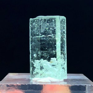 天然スカイブルーアクアマリン結晶（アルバイト含有）、原石標本