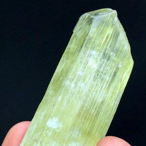 複雑な終端を持つ透明な黄色のトリフェーン クンツァイト