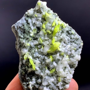 方解石を基質に含んだ緑豊かなスフェーン結晶、スフェーン標本