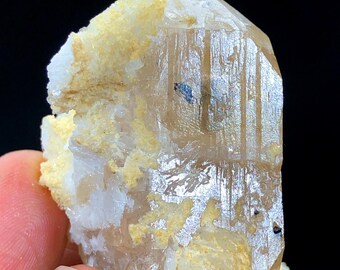 パキスタン・スカルドゥ産、水晶上のトパーズ結晶、原石トパーズ標本