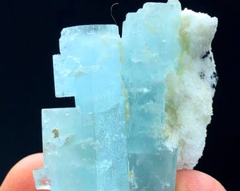 パキスタン産の透明なブルーのアクアマリン結晶 - 25.55カラット