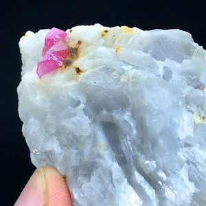 Amostra de cristal de rubi rosa bruto: pedra rubi natural do Afeganistão (82 gramas)