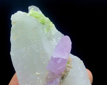 Pink Kunzit Kristall auf Quarz mit Grünem Turmalin, Afghanistan Specimen (136 Gramm)