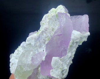 Roher rosa Kunzit mit grüner Turmalin auf Quarz, Afghanistan Mineral Specimen (161 Gramm)