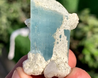Cristal de aguamarina azul con feldespato de Pakistán - 22 gramos