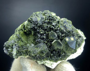 アフガニスタン産ガーネット、ダイオプサイド、エピドート　天然石、原石 天然のアンドラダイトガーネット結晶、透輝石と緑簾石、ガーネット標本