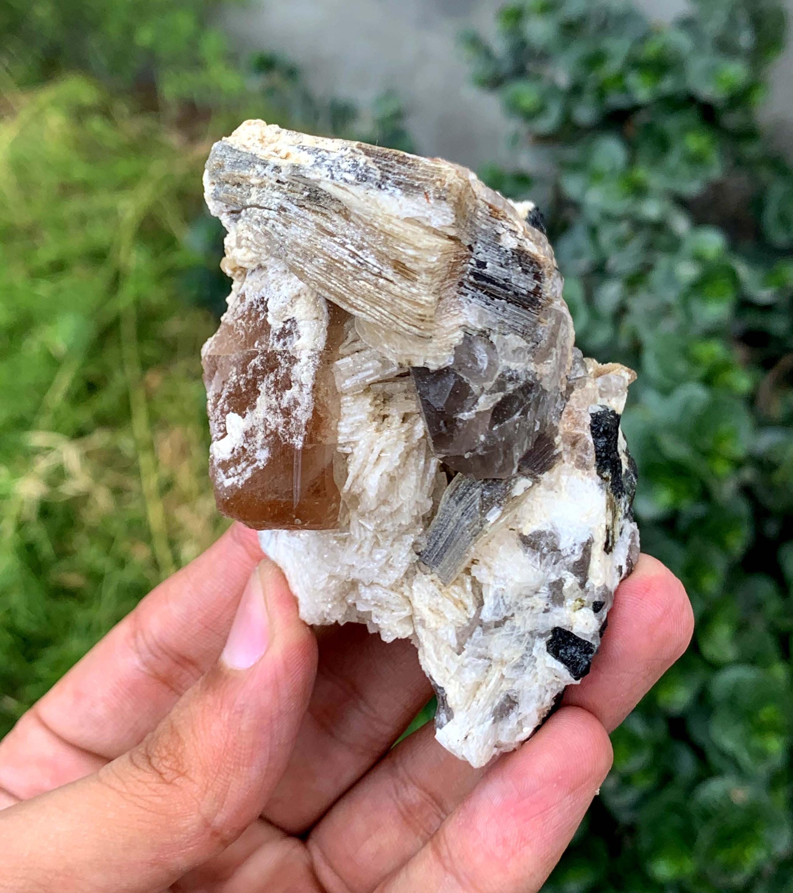 パキスタン産、ショールトルマリン、アルバイト、クォーツ、マイカ入り