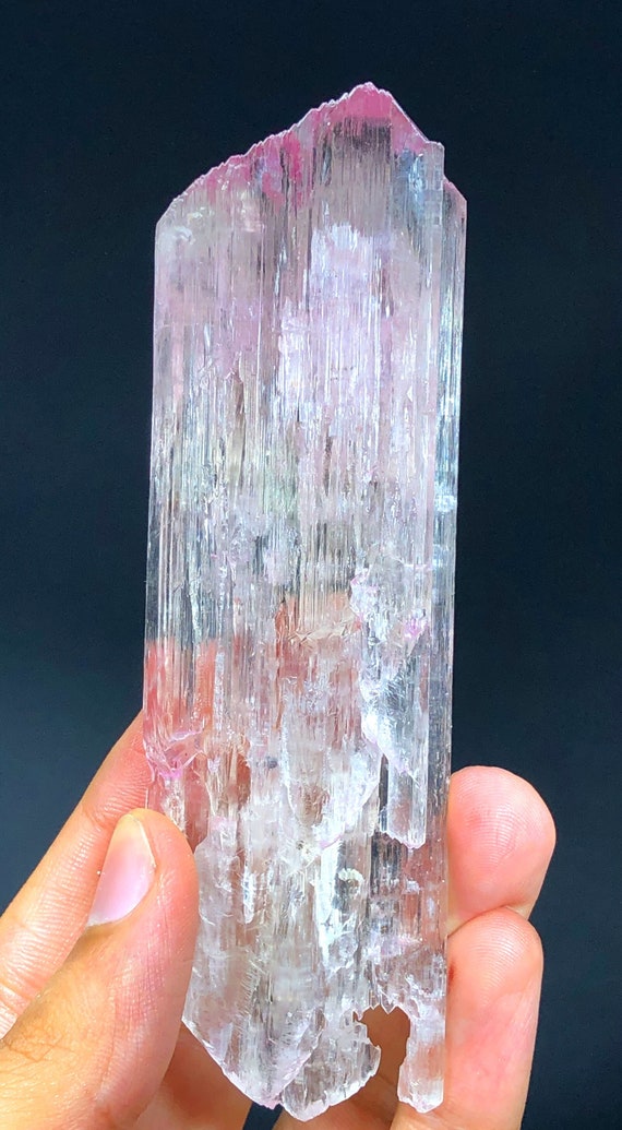 V 字型に終端されたピンク色のクンツァイト クリスタル。