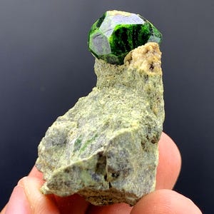 鮮やかな緑色のデマントイドガーネット結晶（母岩付き） - 53グラム
