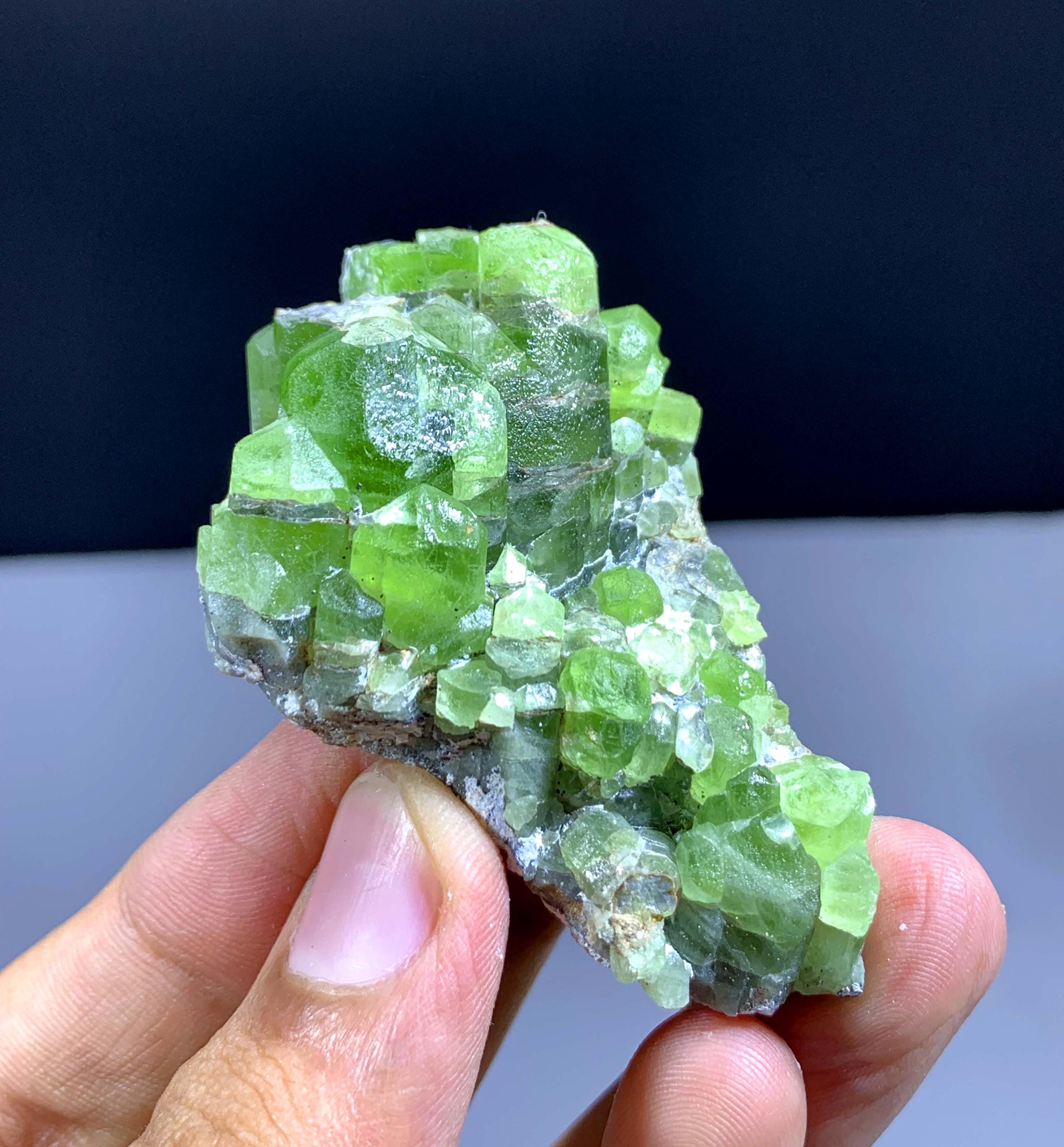 パキスタン産のマトリックス上の緑豊かなオリビンペリドット結晶 - 68