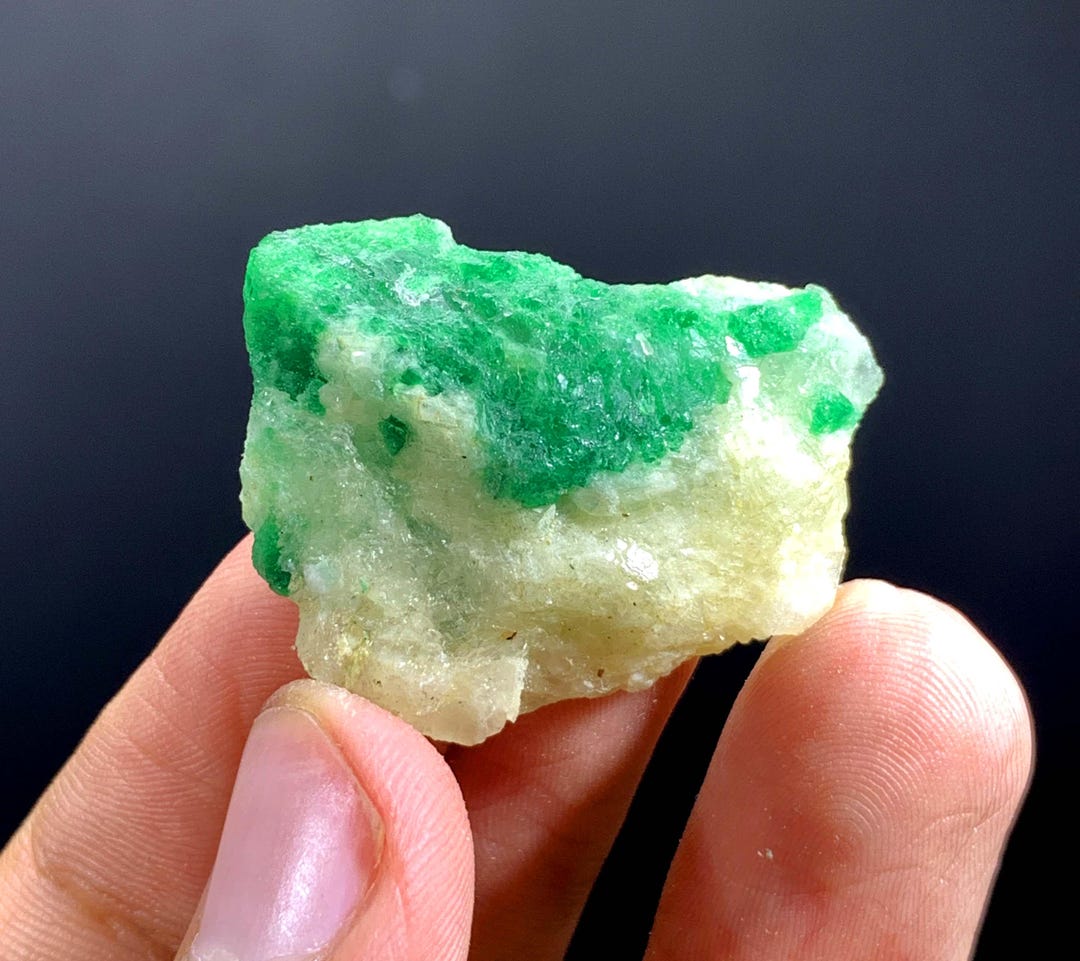 パキスタン産の天然グリーンエメラルド結晶（母岩付き） - 35.00