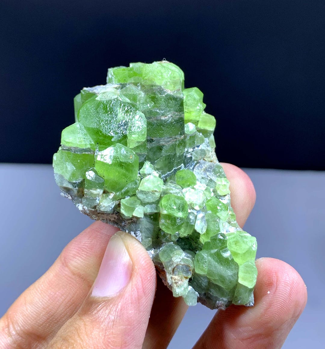 パキスタン産のマトリックス上の緑豊かなオリビンペリドット結晶 - 68