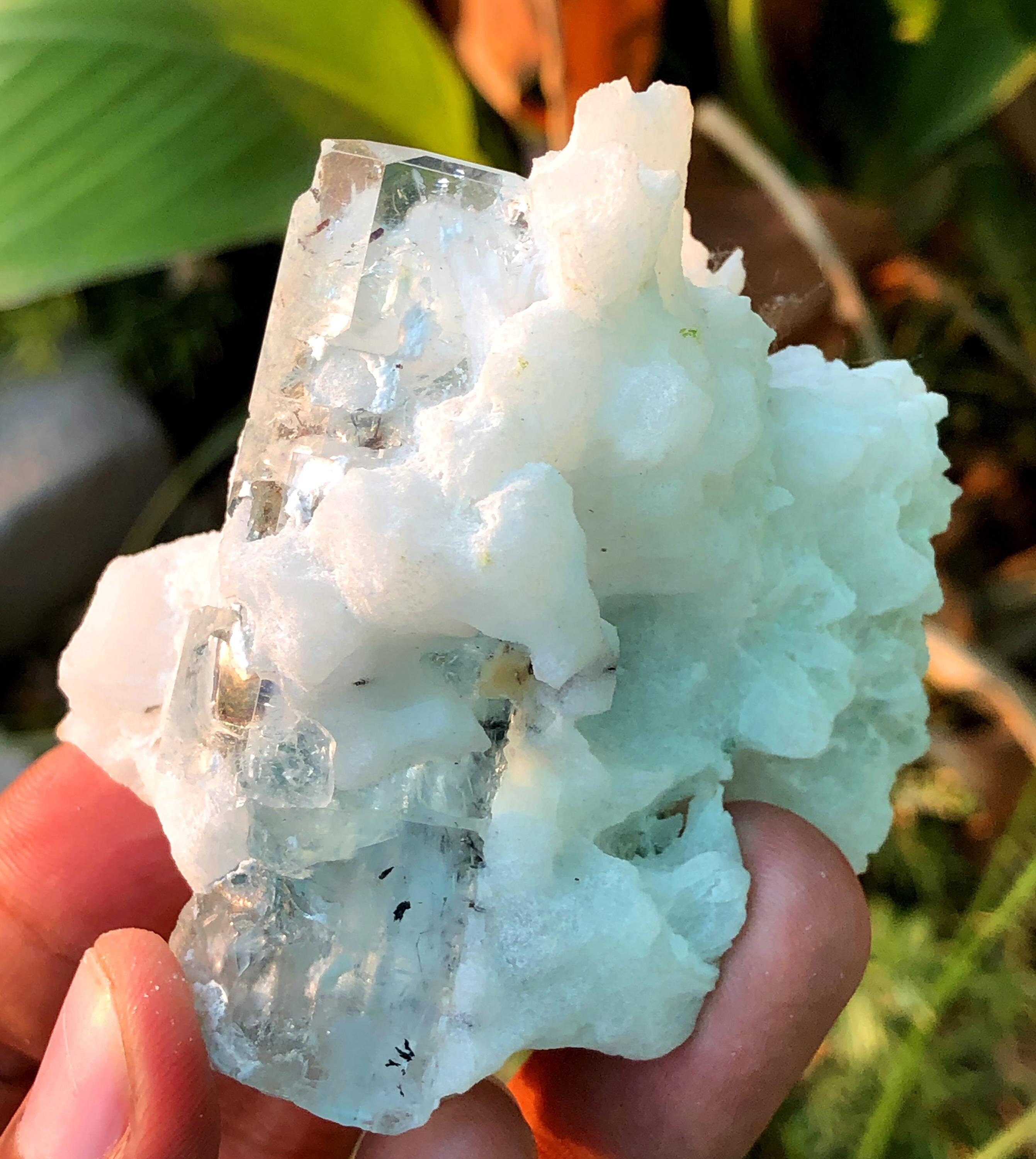 アクアマリン 結晶 原石 鉱物標本 天然スカイブルーアクアマリン結晶（アルバイト含有）、原石標本