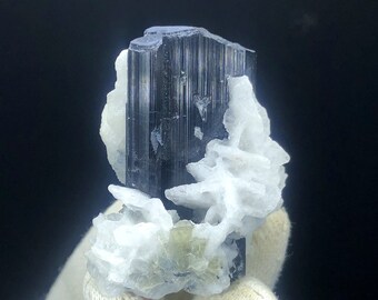 パキスタン産のアルバイトと組み合わせたブルーキャップトルマリン結晶