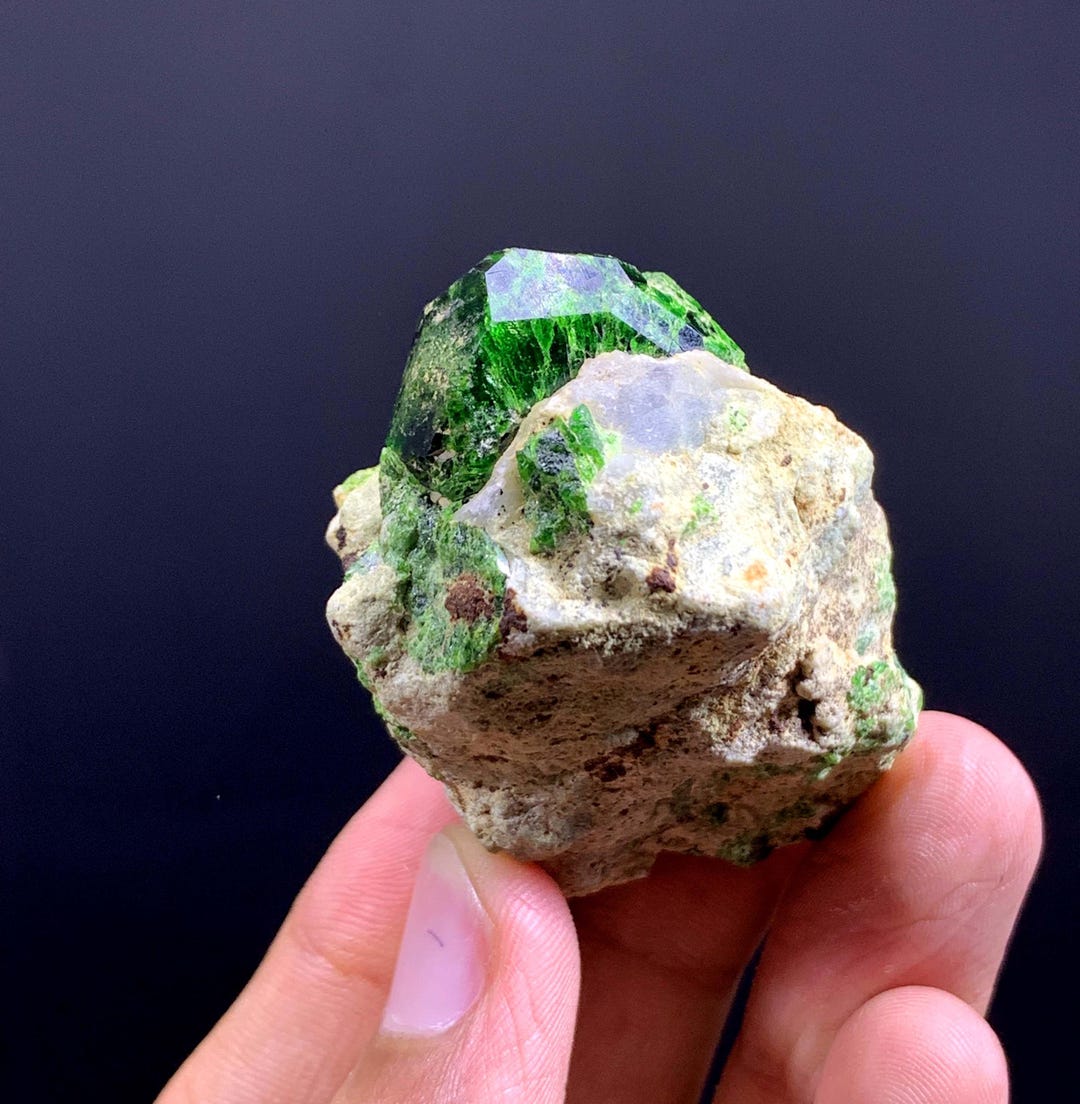 鮮やかなグリーンのデマントイドガーネット結晶（母岩入り） - 53