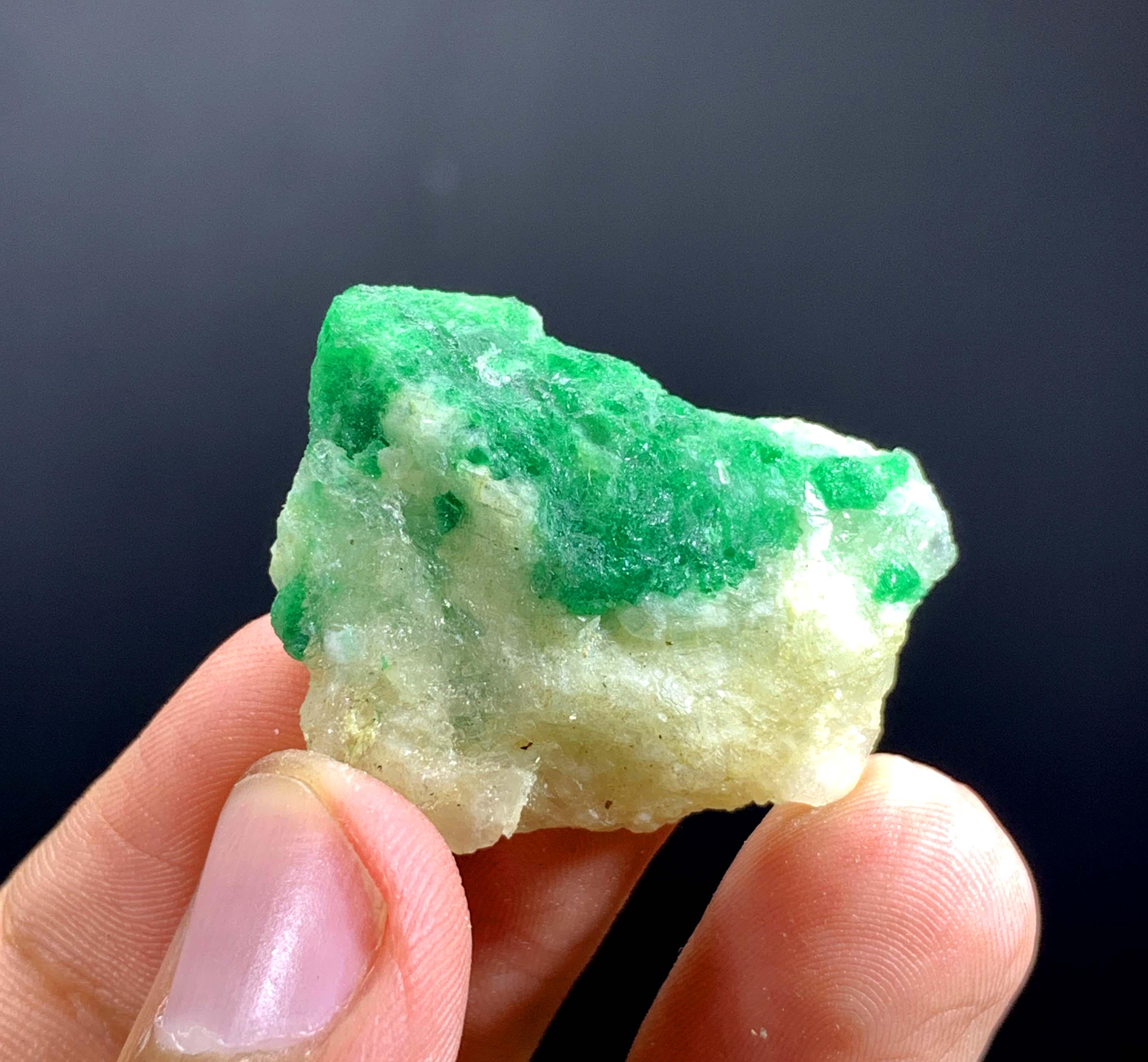 パキスタン産の天然グリーンエメラルド結晶（母岩付き） - 35.00
