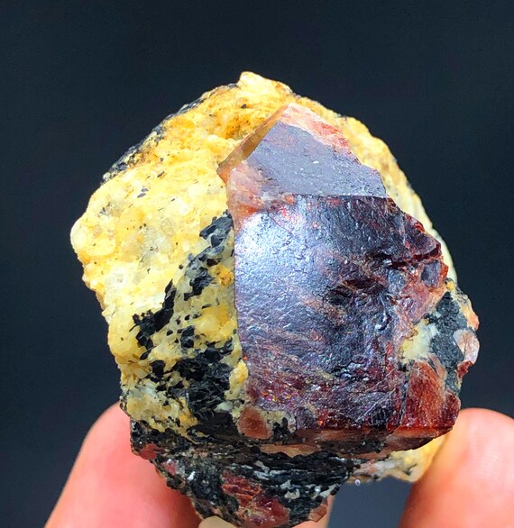 母岩付き生血赤色ジルコン結晶、鉱物標本、パキスタン・スカルドゥ産