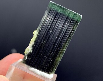 Cristallo di tormalina con cappuccio verde dal Pakistan - 61,70 carati