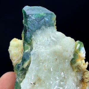 驚くべき青緑色のソーダライトと未知のピンク色の鉱物がマトリックスに