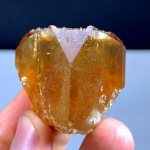パキスタン スカルドゥ産 エッチングトパーズ シェリーブラウンカラーの天然エッチングトパーズ結晶標本（パキスタン
