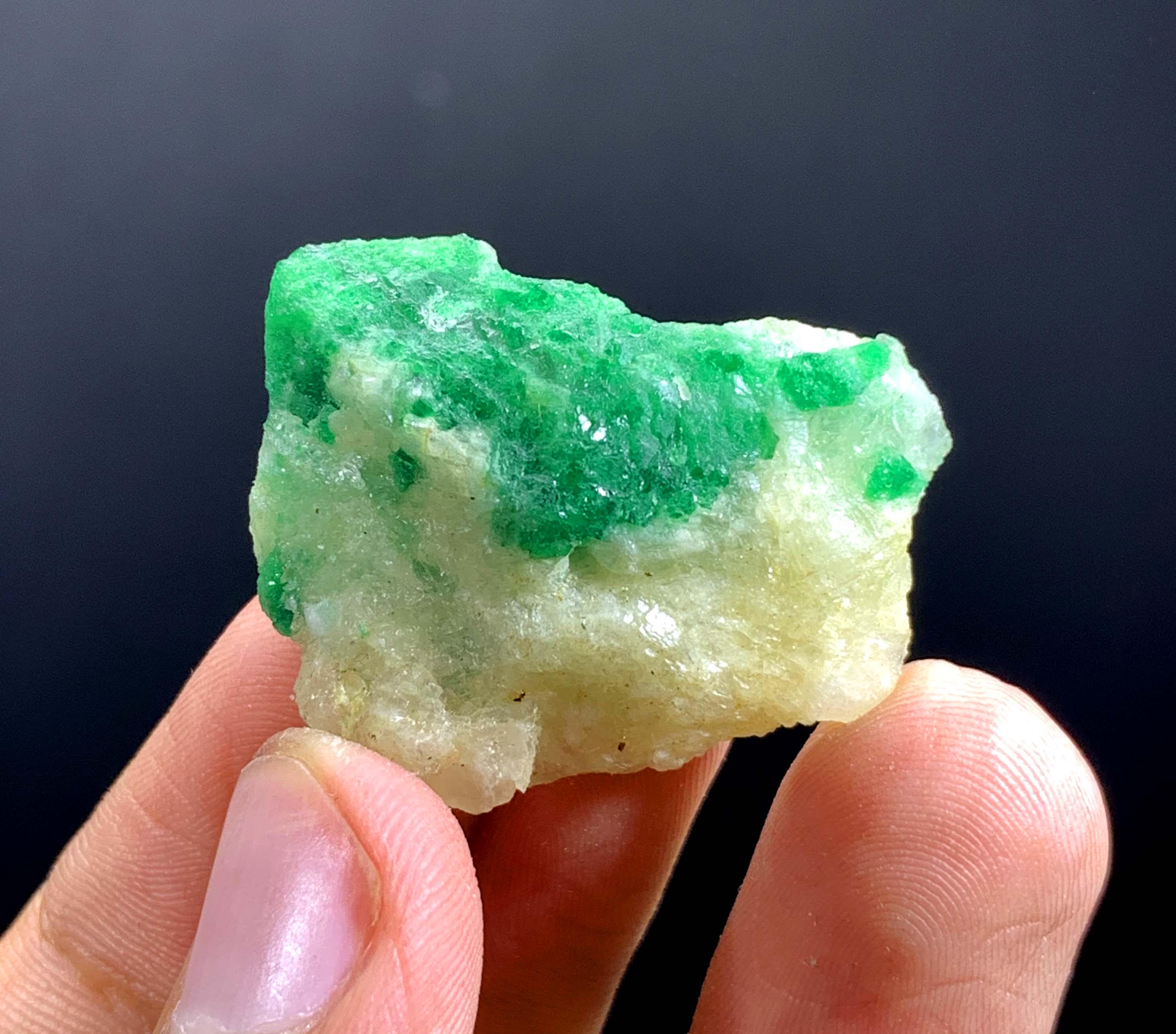 パキスタン産の天然グリーンエメラルド結晶（母岩付き） - 35.00