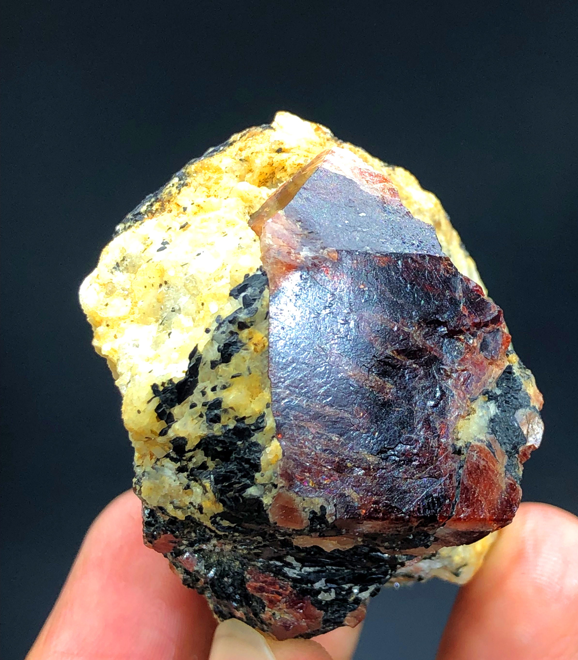 母岩付き生血赤色ジルコン結晶、鉱物標本、パキスタン・スカルドゥ産