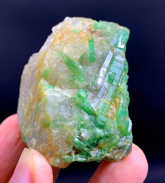 パキスタン産天然グリーンエメラルド水晶（クォーツ入り） - 56グラム
