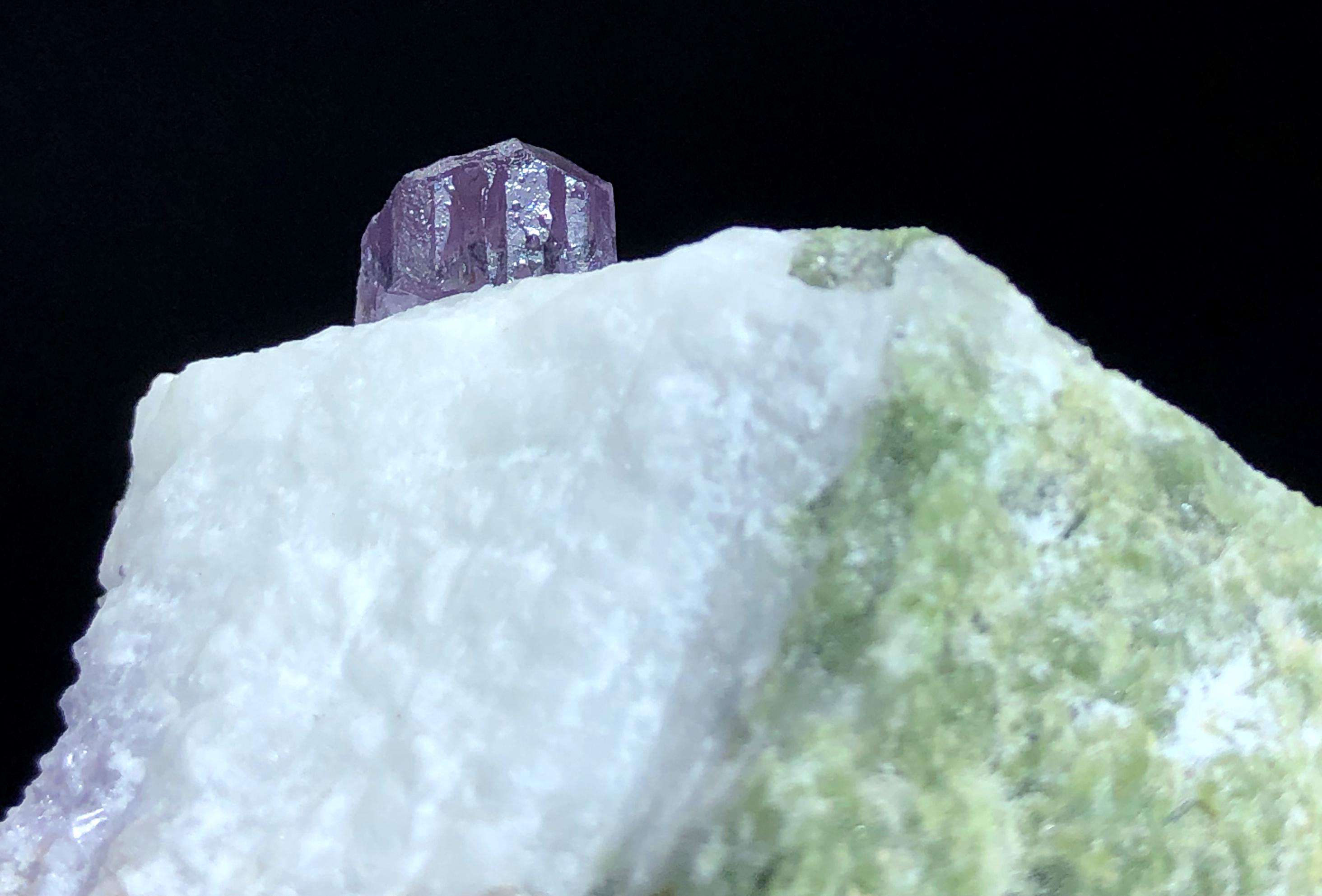 母岩上の紫色のスキャポライト結晶、未加工鉱物標本 - Etsy 日本