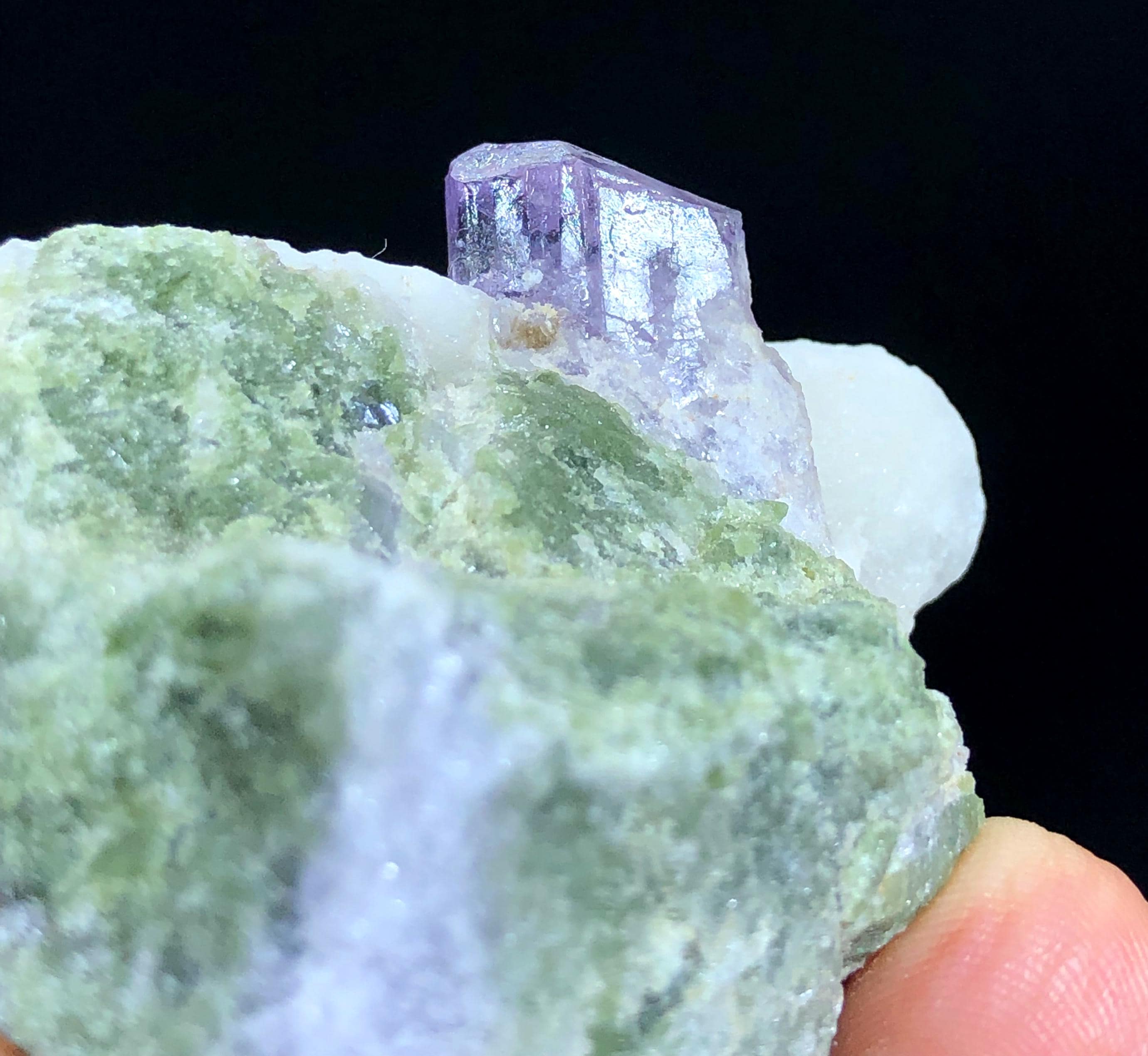 母岩上の紫色のスキャポライト結晶、未加工鉱物標本 - Etsy 日本