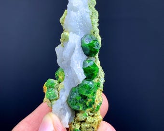鮮やかなグリーンのデマントイドガーネット結晶（母岩入り） - 53