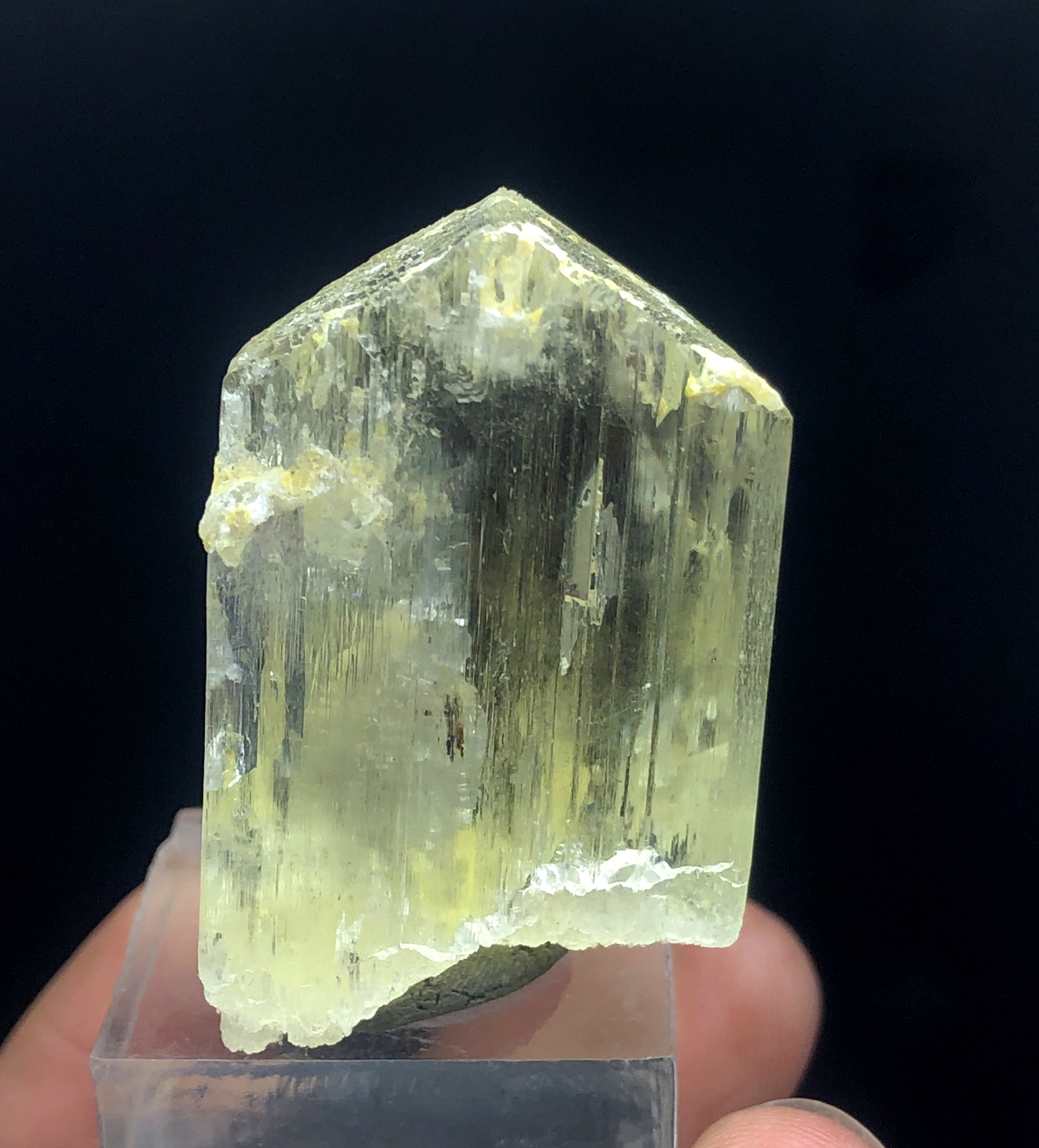 黄色のクンツァイト結晶：アフガニスタン産トリフェーン原石 - Etsy 日本