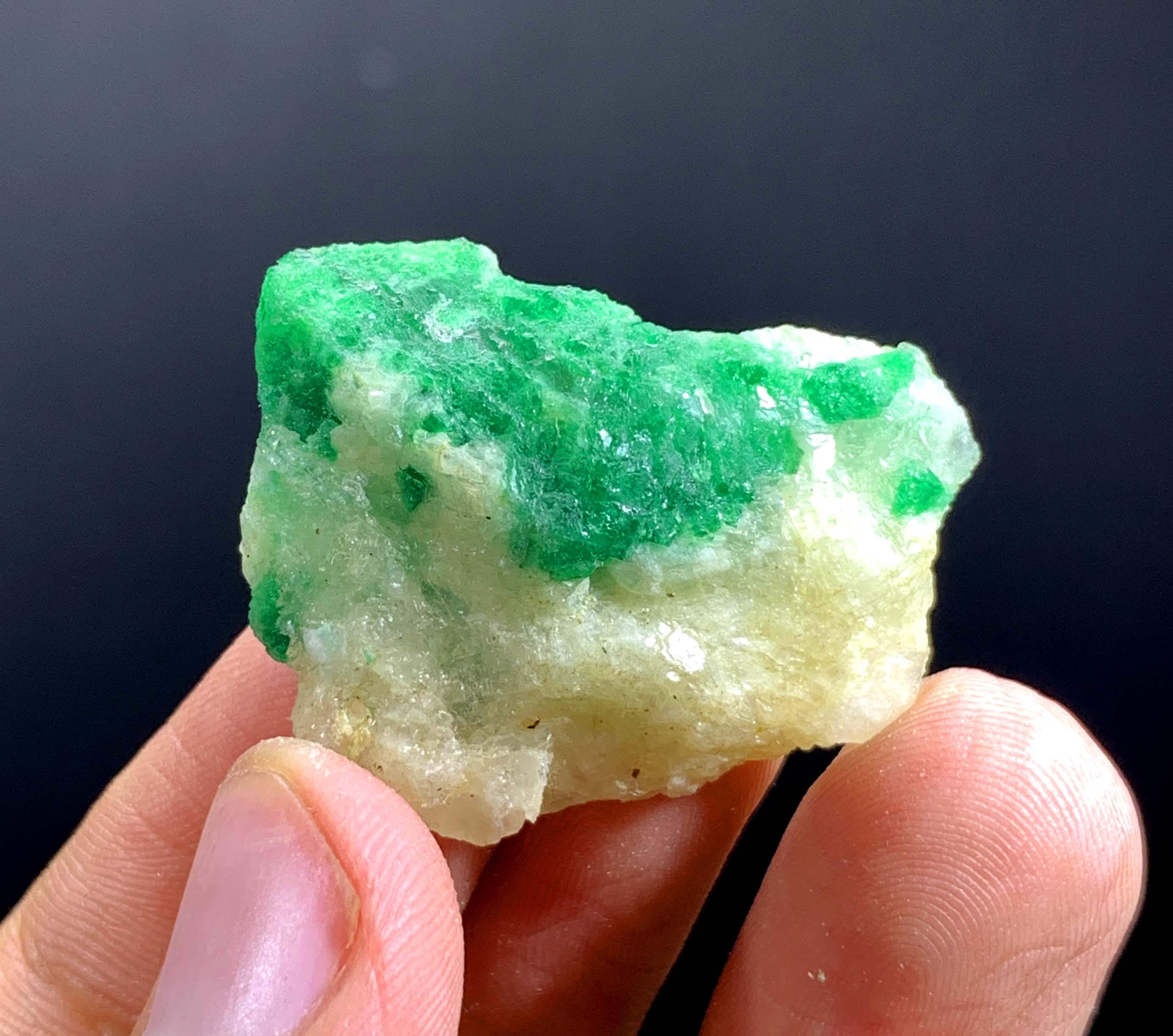 パキスタン産の天然グリーンエメラルド結晶（母岩付き） - 35.00