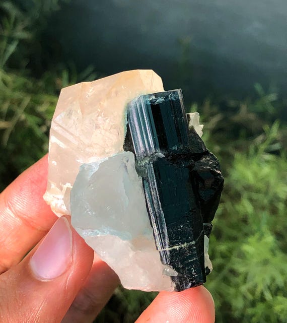 水晶上のブルーキャップトルマリン結晶、アフガニスタン産原石標本